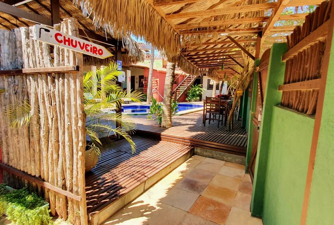 entrada da pousada - deck cafe