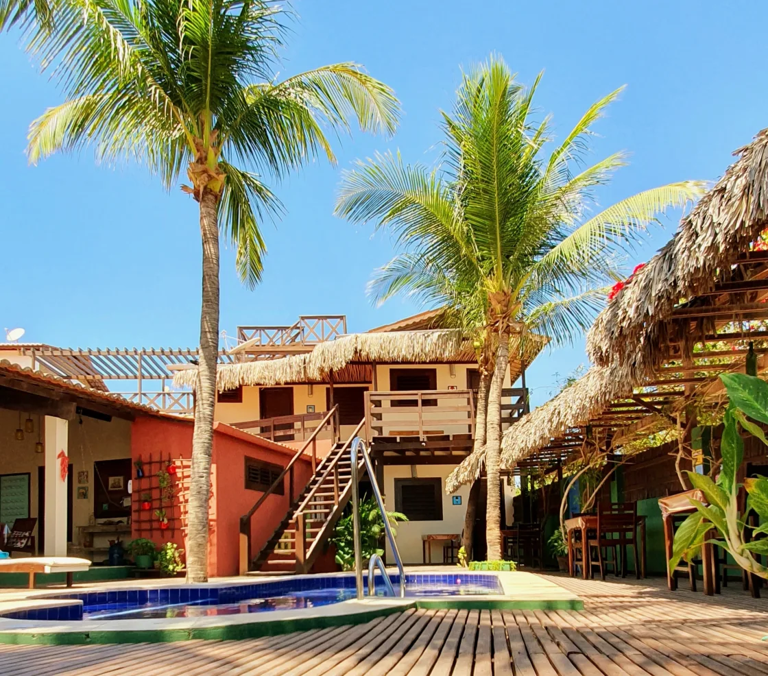 Vista geral piscina e fachada quartos 